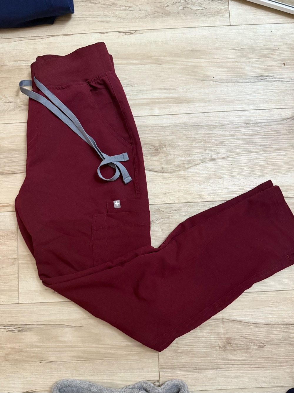 Figs Yola Skinny Highwaisted Scrub Pants in Burgundy